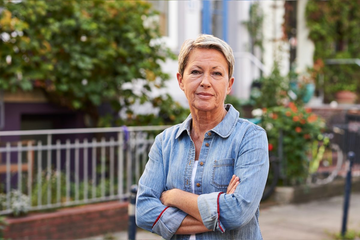 Eine lächelnde Frau mit kurzen blonden Haaren